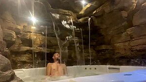 زوجين يستمتعوا بليلة العسل في الموتيل الزوجة تتكيف على الزب الكبير