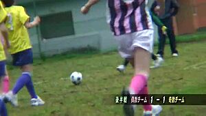 아시안 걸들이 야외 게임에서 알몸으로 축구해!