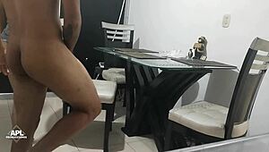 mi mujer me da los buenos d�as haci�ndome un oral delicioso hasta que me corra en su boca y se traga mi semen