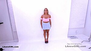 Seksipuna plavuša jebe producenta na kastingu, guta spermu