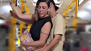 طالبة شهوانية تحصل على قذف على طيزها في العام وهي تركب الحافلة