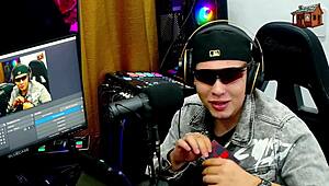 Binho Ted licks the ninfeta's pink pussy on the podcast table, muff diving and kissing!