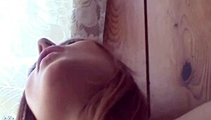 카트리나 주방 손가락질 하며 젖은 보지 흥분