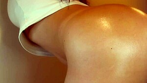 僕の日本ステップシスターが完璧なケツを秘密で見せる