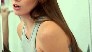 귀여운 아이돌 보지 따뜻한 오줌 가득 차서 OMG! 💦