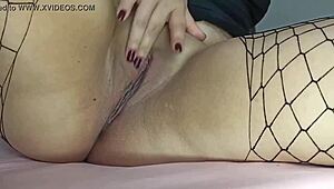 tu vecina latina te complaciendo con footjob en malla y close-up de su vagina humeda