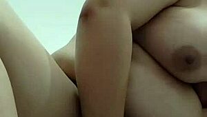 베트남 베이비가 면도한 보지에 병을 넣고 야생 플레이