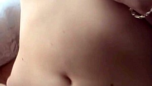 Katrina si namoči pičko med prstovanjem v kuhinji