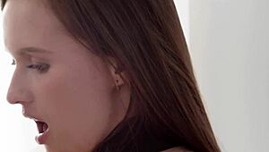 Édes lépnővérek dugnak szerencsés fényképésszel nagy fasszal!