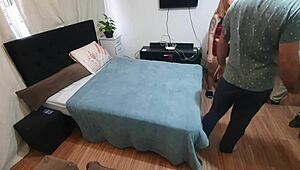 Friends watch women kissing in crazy fuck session