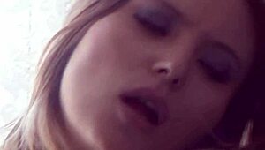 Katrina si namoči pičko med prstovanjem v kuhinji