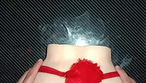 sexo anal con candy usando sexy tanga roja con pompón en desk