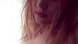 Katrina si namoči pičko med prstovanjem v kuhinji