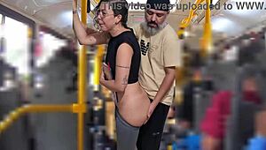 Slutty studerende får cumshot på røv i det offentlige mens hun rider bussen