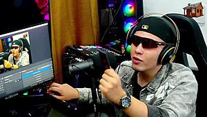 Binho Ted licks the ninfeta's pink pussy on the podcast table, muff diving and kissing!