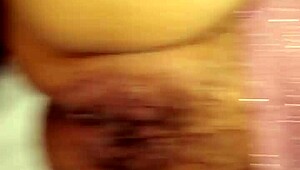 Mi mujer caliente muestra curvas maduras en acción ardiente en el dormitorio