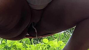 crente casada mijando na rua