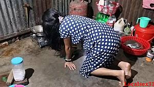 Seljanka zabija najbolje jebanje u pozi psa na ranču