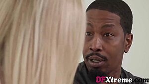 Istri seksi Danielle buka pintu belakang buat anal bmr 😈