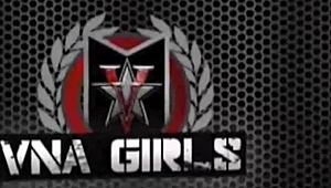 Sexy milfka Shay Sights strašně mokrá u bazénu, ale ne od vody 😈💦