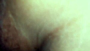 El rico coño de mi mujer se folla con un viejo cornudo