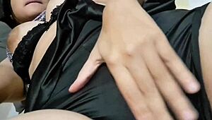 Mačeha z velikimi joški se prikrade v mojo sobo za pravi seks