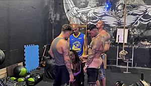 minha amiga gostosa decidiu dar a buceta para todos na academia