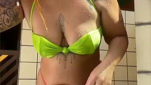 O Vizinho Me Convidou Pra Piscina Com Pussy Swollen!