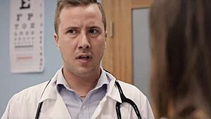 Podvádějící manželka s gynekologem, zatímco manžel čeká