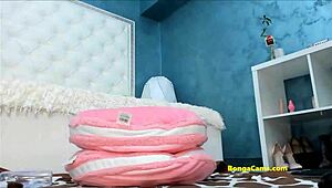 Horká a nadržená Bongacams holka cítí každý náraz při šukání své těsné kundičky.