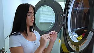 Pasărea găsește prezervativul în rufărie și i-l pune pe pula fratelui vitreg