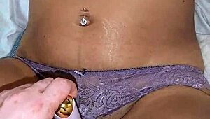 Ženica se igra v spalnici v vijolični periji