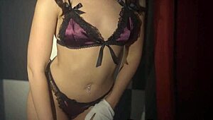 Petite brinetka 18+ sa malim sisama Jane Wild otkriva vruće prirodno telo