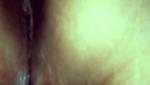 Min hustrus saftiga fitta knullar med gammal cuckold