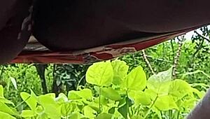 crente casada mijando na rua