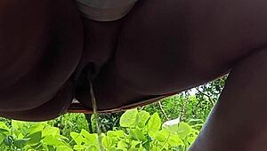 crente casada mijando na rua