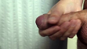 아침 햇살 속 격렬한 솔로 사정 폭발 장면