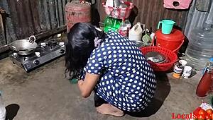 Seljanka zabija najbolje jebanje u pozi psa na ranču