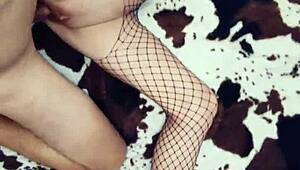 fucking a sexy mature bitch at home