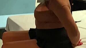 Dominantni muž deli napaljenu ženu.