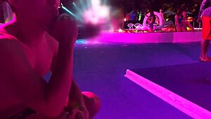 일본 반미인 여신 나이트 풀에서 놀라게 하며 무자비 피스톤으로 절정 물들임