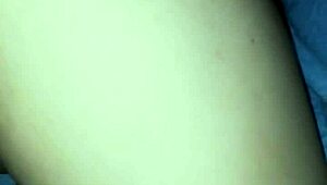 El rico coño de mi mujer se folla con un viejo cornudo