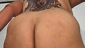 Kato tota selluliittimäistä persettä pomppimassa hitaasti