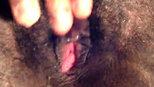 ¡Mira este coño apretado y húmedo de 19 años!