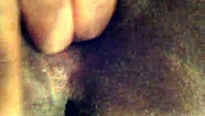 ¡Mira este coño apretado y húmedo de 19 años!