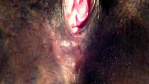 ¡Mira este coño apretado y húmedo de 19 años!