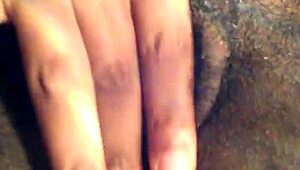 ¡Mira este coño apretado y húmedo de 19 años!