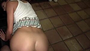 אבא חורג מגלה שבת חורגת מתגעגעת לגברים מבוגרים לכיף