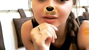 Venäläinen Albina poseeraa fetissi jaloilla ja persellä