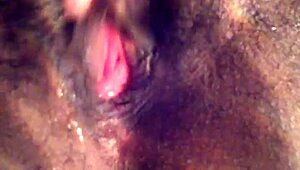 ¡Mira este coño apretado y húmedo de 19 años!